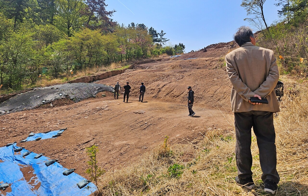대구 달성군 다사읍 죽곡리 839 '강정마을~죽곡2지구 연결도로 개선사업' 공사 현장에 벌목과 잡초를 제거한 채 부지가 정리돼 있는 모습(2025.4.16) / 사진.평화뉴스 정준민 기자