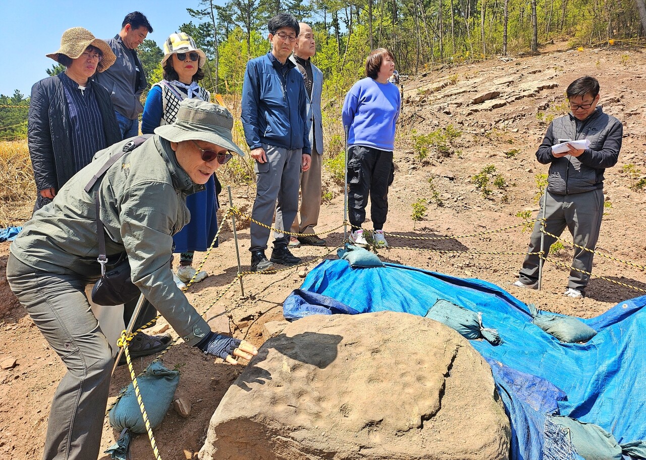 김종원 전 계명대 생물학과 교수가 구멍이 뚫린 암석에 대해 "선사시대 유물"이라고 주장하고 있다.(2025.4.16) / 사진.평화뉴스 정준민 기자