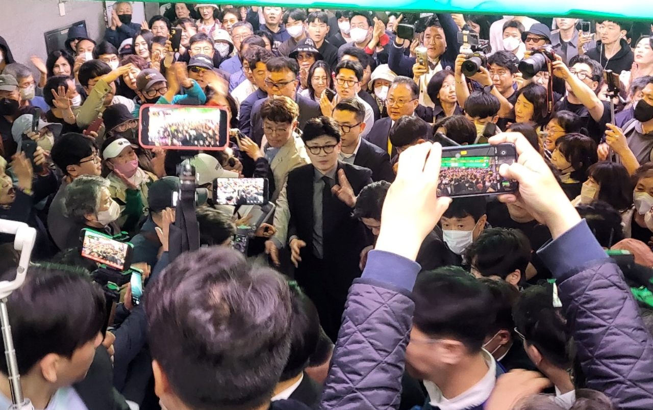 한 전 대표가 지지자들과 반대자들에 둘러쌓인채로 대구지하철 중앙로역사를 빠져나오고 있다.(2025.4.16) / 사진.평화뉴스 김영화 기자 