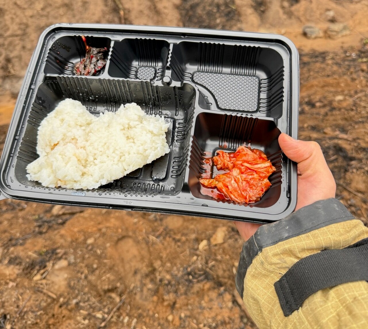 지난 3월 청송 산불 현장 진화 작업을 마치고 A씨가 받은 아침 식사 / 사진.A씨 제공