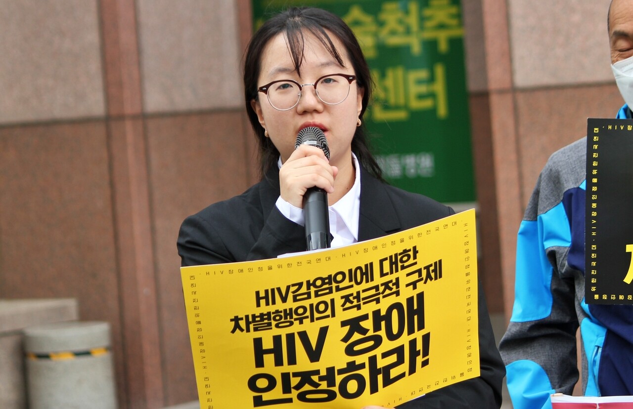 윤이나 'HIV장애인정을위한 소송대리인단' 변호사가 인권위 진정 내용을 설명하고 있다.(2025.4.17) / 사진.평화뉴스 정준민 기자