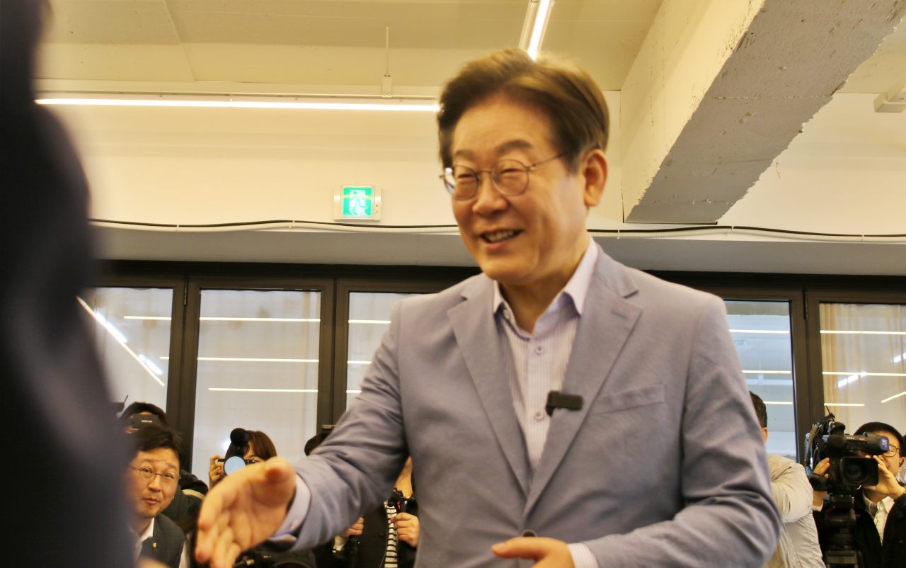 이재명 전 대표가 차정윤 네이버웹툰 이사와 김선중 카카오엔터테인먼트 이사, 최승현 넷플릭스 정책총괄을 향해 웃으며 악수를 나누고 있다.(2025.4.18) / 사진.평화뉴스 김영화 기자 