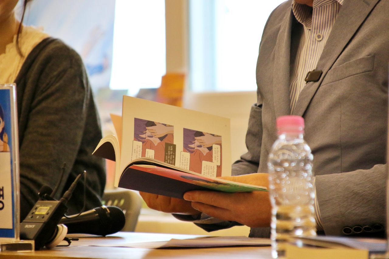 웹툰 원작 만화책을 선물 받아 읽고 있는 이재명 전 대표(2025.4.18) / 사진.평화뉴스 김영화 기자