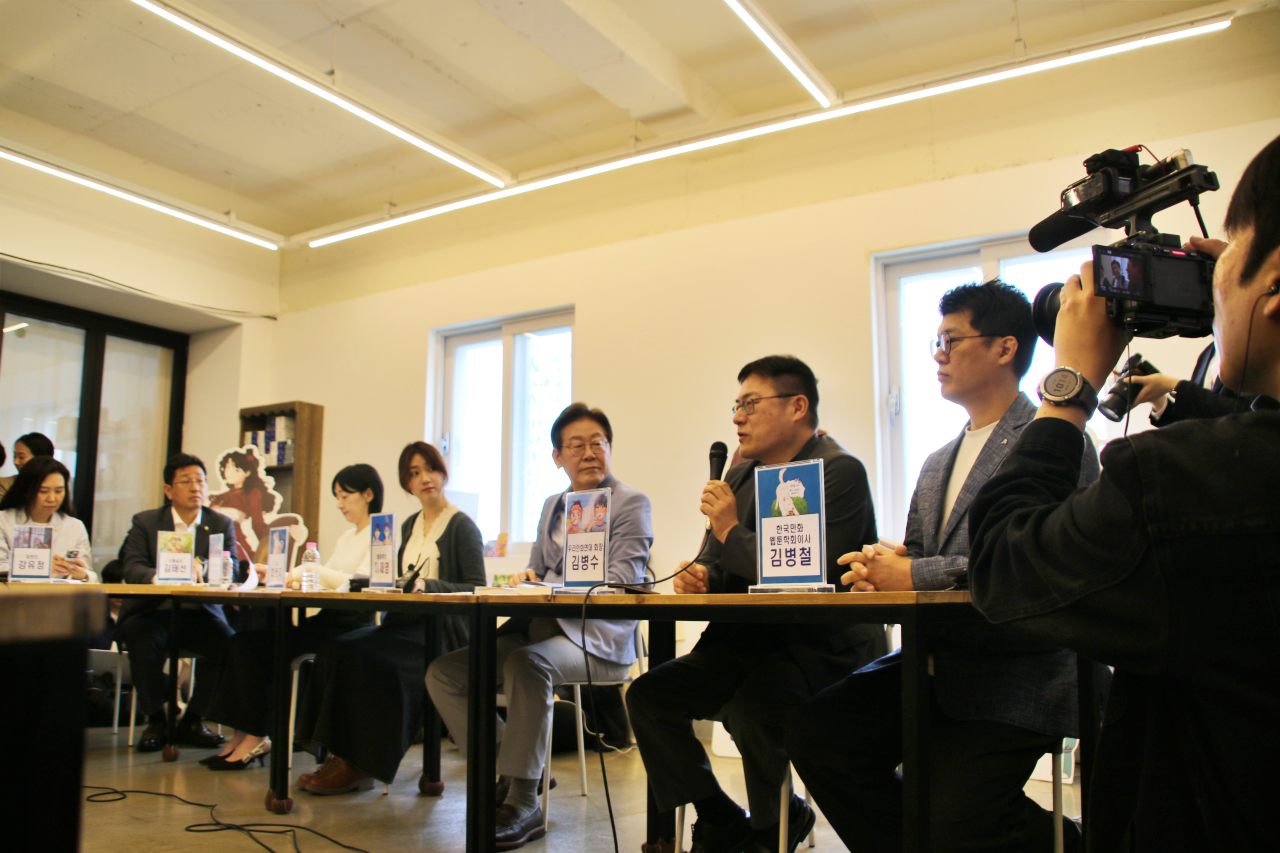 김병수 우리만화연대 회장이 이 전 대표에게 불법 웹툰 사이트의 문제점에 대해 설명을 하고 있다.(2025.4.18) / 사진.평화뉴스 김영화 기자 