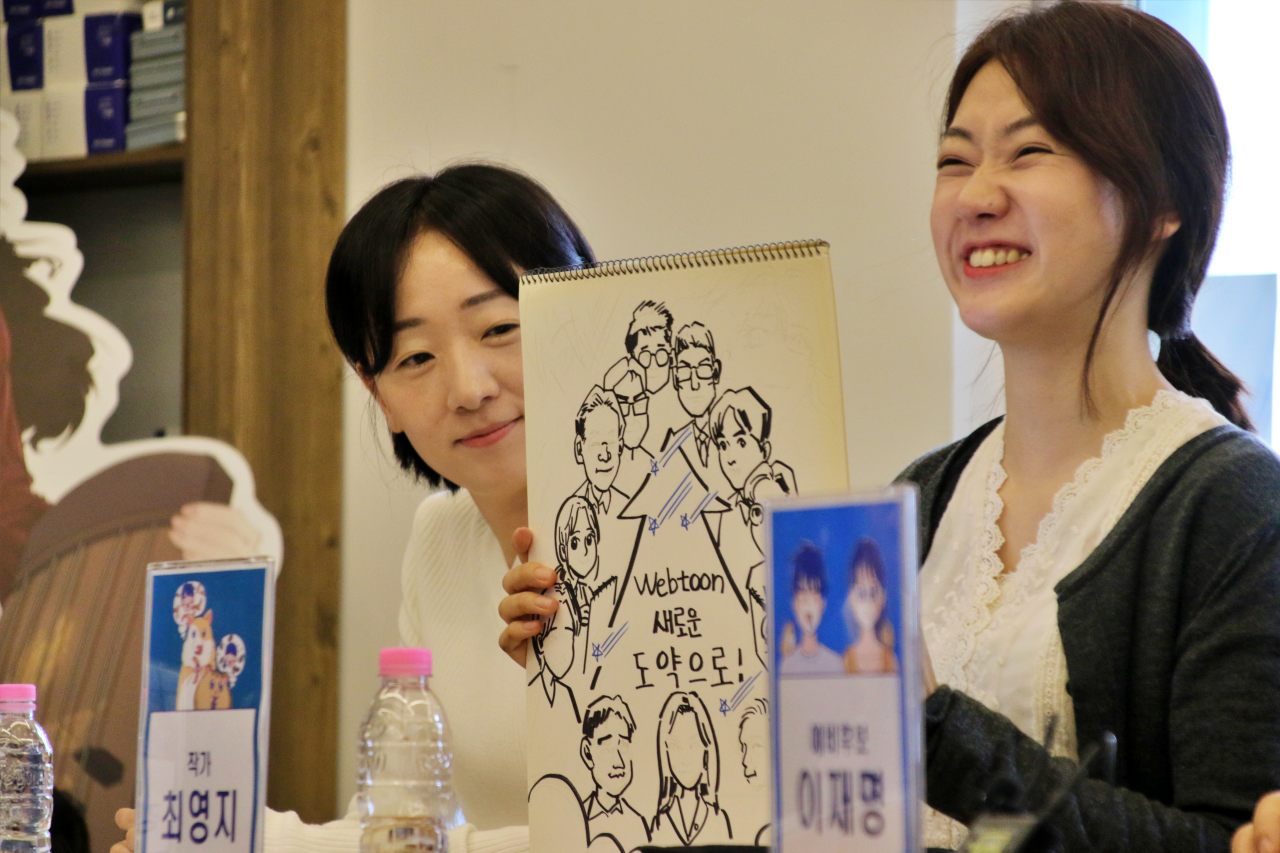 "웹툰 새로운 도약으로" 대구의 최영지 웹툰 작가가 이 전 대표와의 간담회에서 현장 모습을 그려 공개했다.(2025.4.18) / 사진.평화뉴스 김영화 기자 