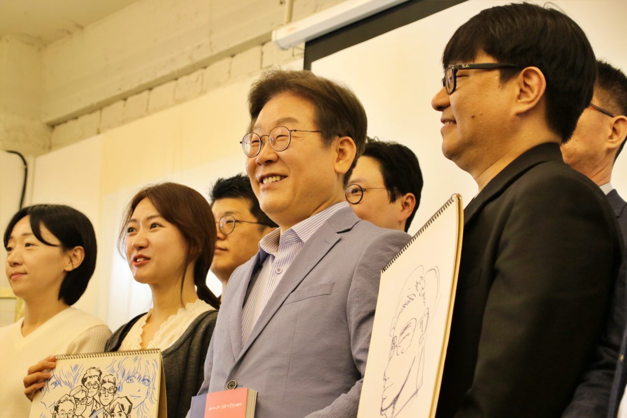 이재명 전 대표와 웹툰 업계 인사들이 간담회 이후 기념 사진을 촬영하고 있다.(2025.4.18) / 사진.평화뉴스 김영화 기자