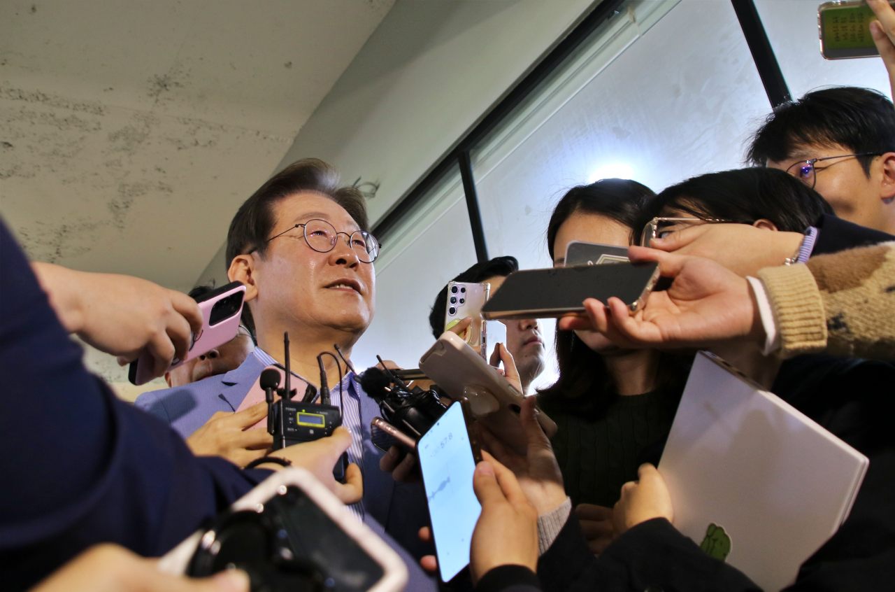 더불어민주당 대선 경선 후보인 이재명 전 대표가 대구에서 기자들에게 둘러쌓여 질문을 받고 있다.(2025.4.18.대구 북구 대현동 소이랩) / 사진.평화뉴스 김영화 기자