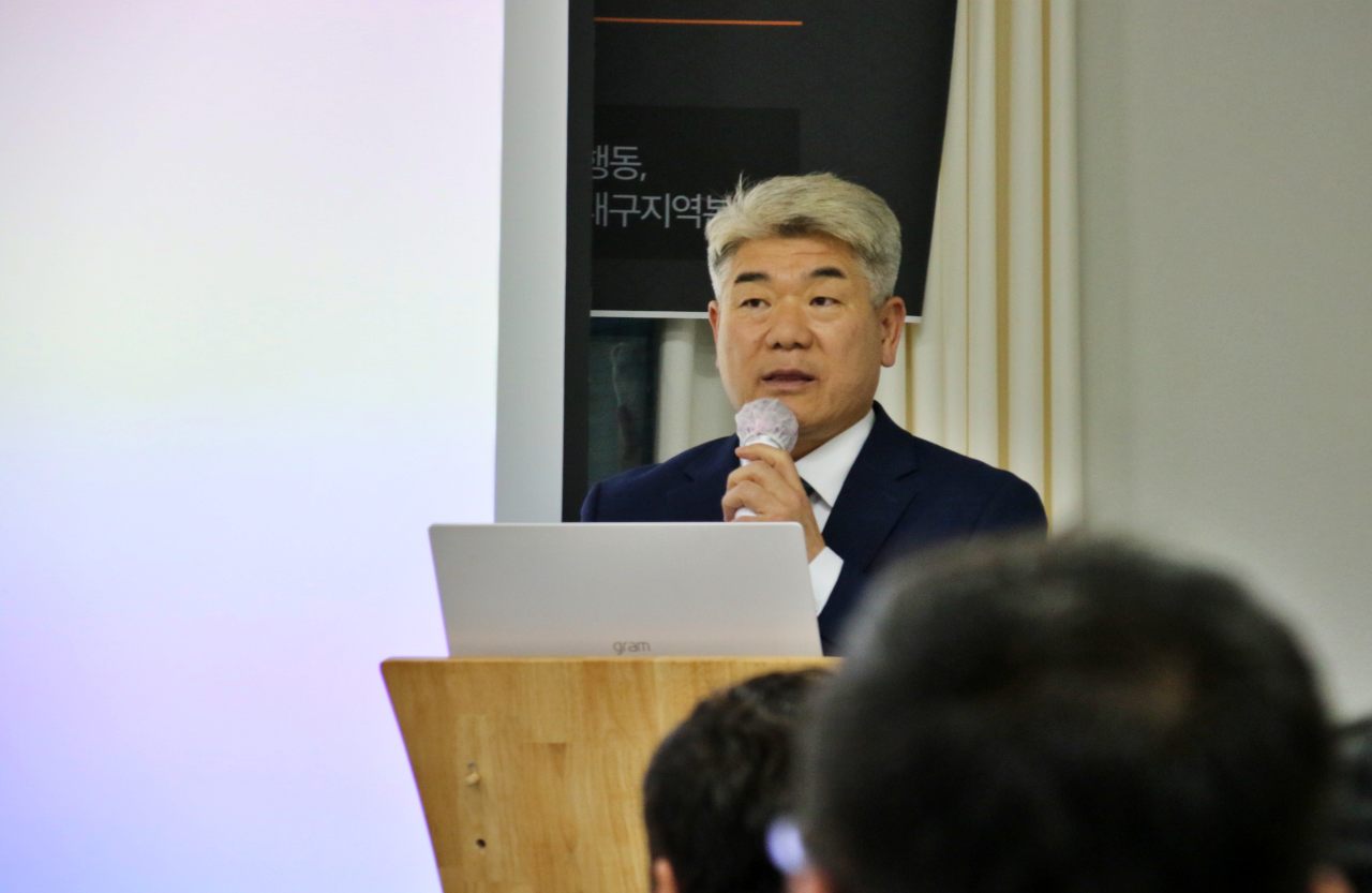 김진향 한반도평화경제회의 상임의장이 '차기 정부 한반도 평화전략'을 주제로 정세 강연을 하고 있다.(2025.4.17.대구 광덕빌딩 생명평화나눔의 집) / 사진.평화뉴스 김영화 기자