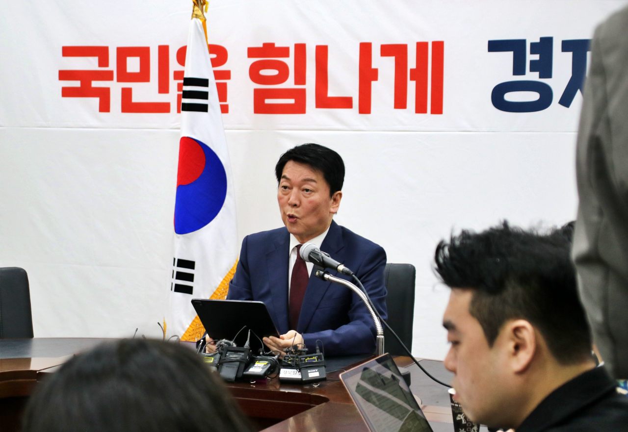 김문수, 나경원, 한동훈, 홍준표 등 윤석열 전 대통령 탄핵을 반대하거나 비상계엄 사태에 대해 사과하지 않는 당내 대선 후보들을 비판하는 안 후보(2025.4.21) / 사진.평화뉴스 김영화 기자 