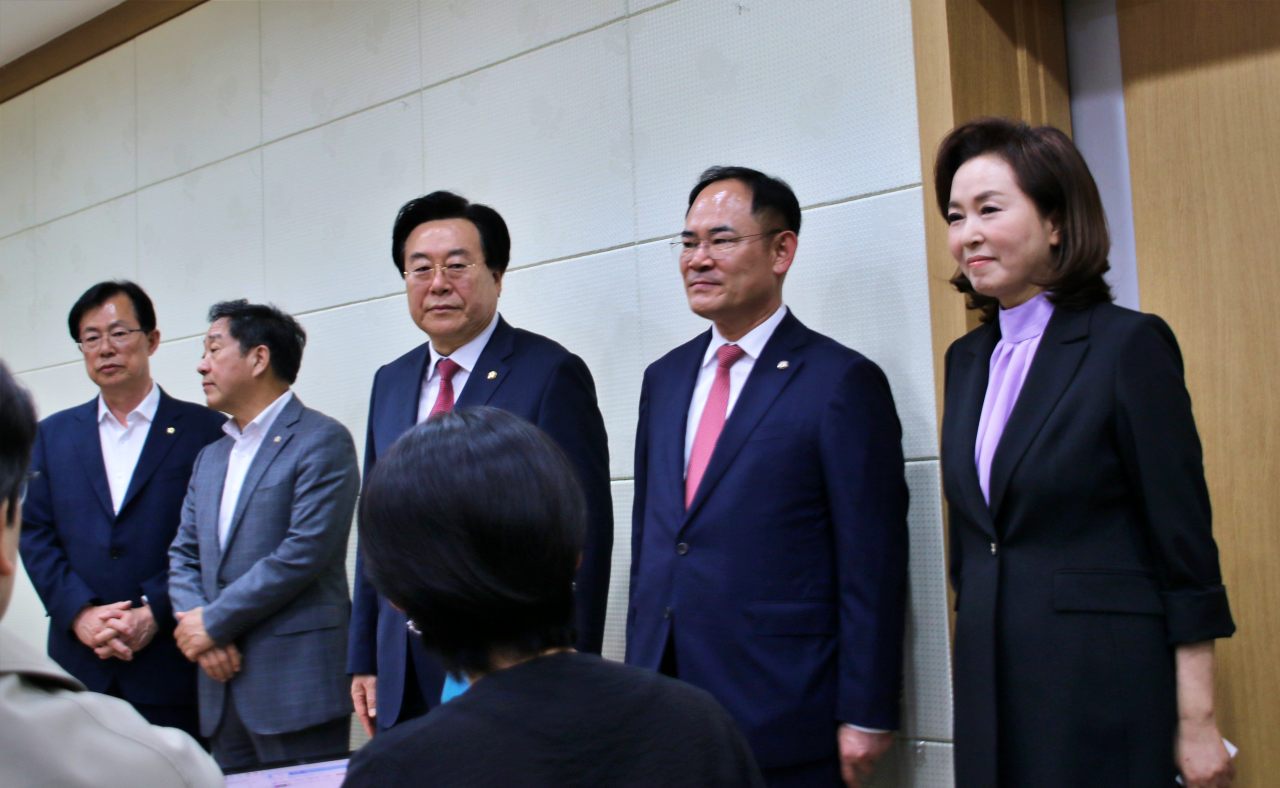 (왼쪽부터) 국민의힘 소속 이만희, 강승규, 박상웅, 임종득, 김민전 국회의원이 나경원 대선 후보 지지를 위해 이날 대구시의회를 찾았다.(2025.4.21) / 사진.평화뉴스 김영화 기자