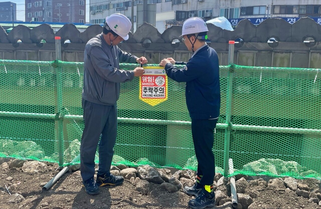 제주 한 건설현장에서 "위험, 추락주의" 안내판을 붙이고 있다. / 사진.고용노동부