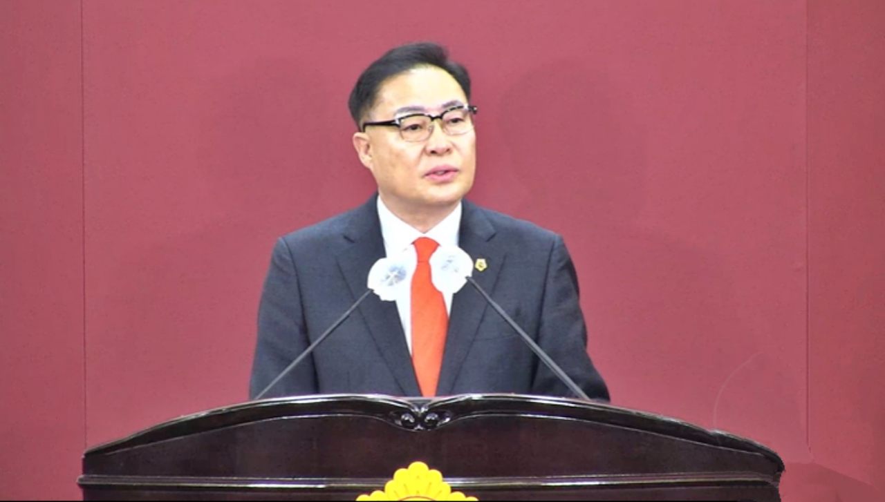 김대현 대구시의원이 본회의장에서 김정기 대구시장 권한대행을 향해 남겨진 홍준표 전 대구시장의 정책들에 대한 시정질의를 하고 있다.(2025.4.22) / 사진.대구시의회 