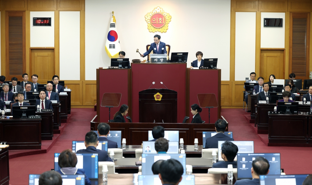 대구시의회 개회를 선언하며 의사봉을 두드리는 이만규 대구시의회 의장(2025.4.21) / 사진.대구시의회 