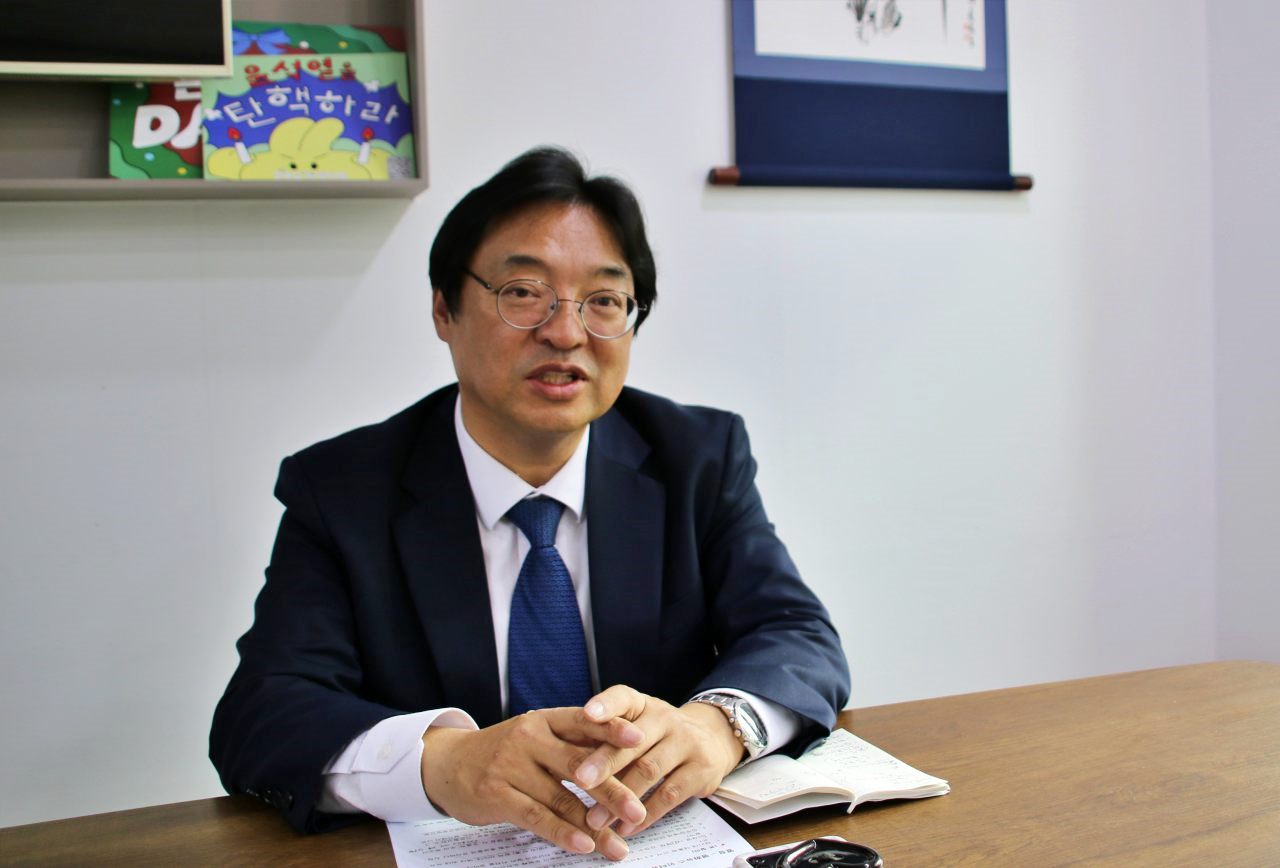 허소 더불어민주당 대구시당 위워장이 이번 6.3대선을 앞두고 대구지역 공약과 관련해 설명하고 있다.(2025.4.23.민주당 대구시당 위원장 사무실) / 사진.평화뉴스 김영화 기자