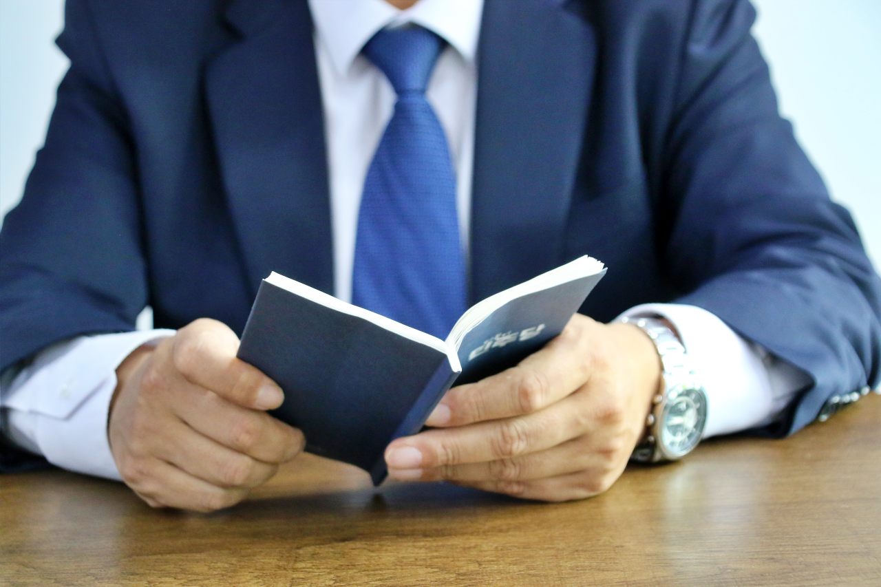 인터뷰 전 민주당 수첩에 기록한 내용을 확인하며 답변을 정리하는 허소 위원장(2025.4.23) / 사진.평화뉴스 김영화 기자