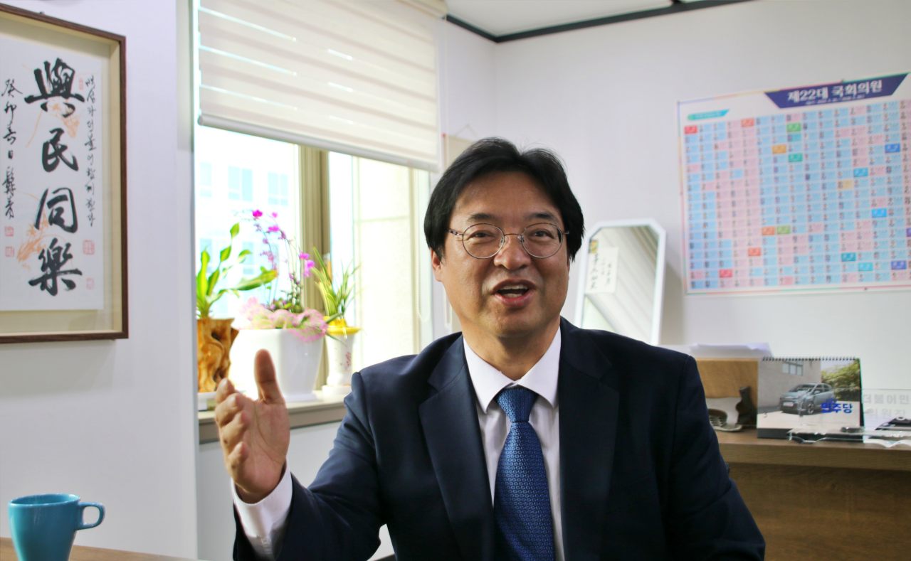 '여민동락(與民同樂·'임금의 존재는 백성과 더불어서 즐거움을 함께해야 한다'는 맹자의 정치 철학) 글귀가 적힌 액자가 허소 위원장 사무실 벽면에 걸려 있다. 허소 위원장이 이번 대선에서 민주당의 대구지역 목표 투표율에 대한 포부를 밝히고 있다.(2025.4.23) / 사진.평화뉴스 김영화 기자 