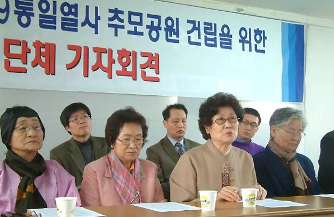 (왼쪽에서 3번째) 인혁당 희생자 하재완 열사의 부인인 이영교씨가 '인혁당 추모공원' 추진에 대해 감사의 뜻을 전하고 있다.(2006.4.사진 앞줄 왼쪽부터. 한기명(범민련대구경북연합 의장). 김진생(고 송상진씨 부인). 신동숙(고 도예종씨 부인))