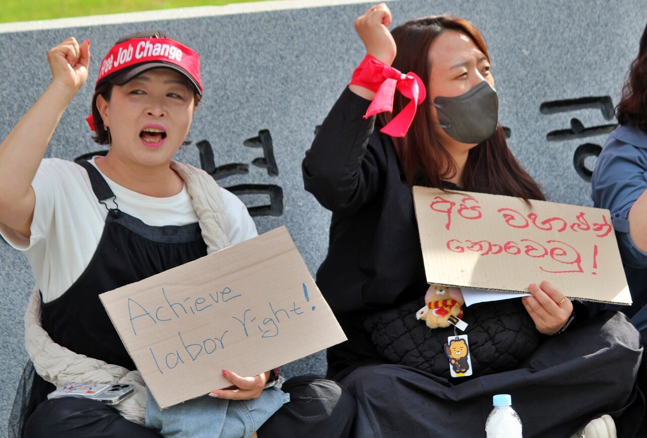 이주노동자대회에 참석한 시민들이 피켓을 들고 