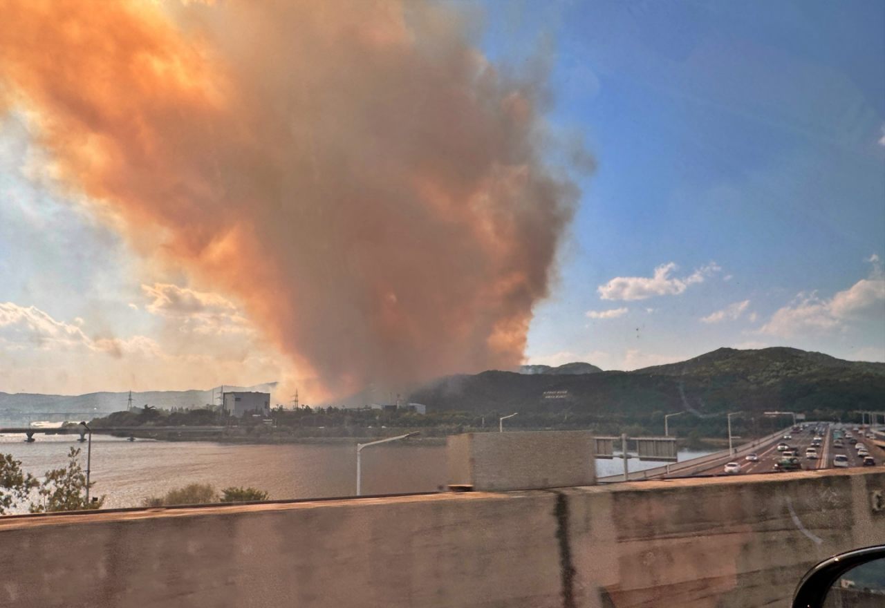 북구 함지산에서 발생한 불로 인해 연기가 인근 도로에 확산했다.(2025.4.28) / 사진.독자 신원호 제공