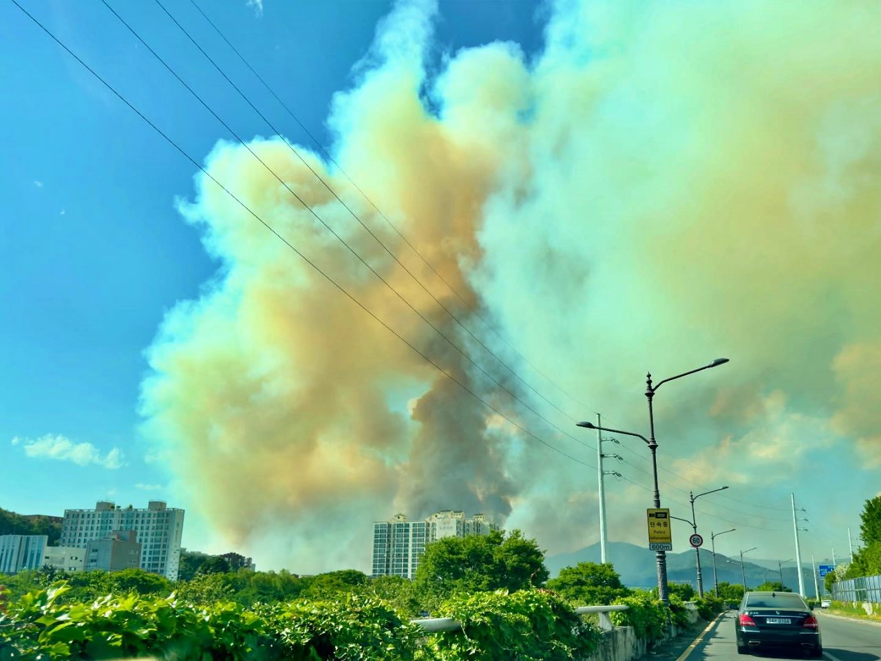 노곡동 함지산 산불로 인해 대구 동구 일대에도 화재 연기가 번졌다.(2025.4.28) / 사진.독자 신원호 제공