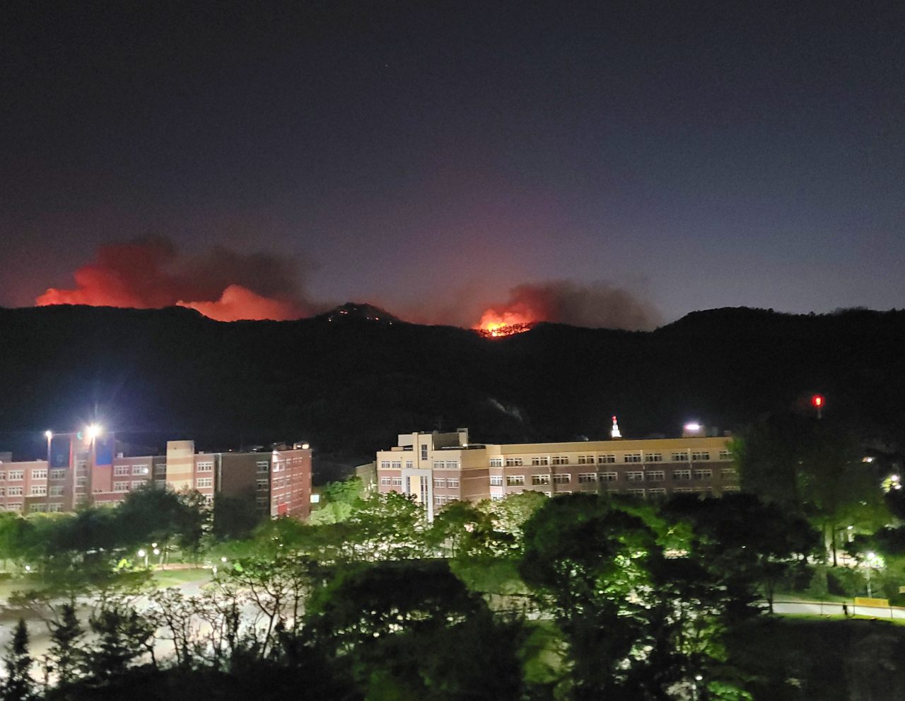 대구시 북구 함지산 일대에 산불이 확산하면서 야간 진화가 진행 중이다.(2025.4.28.오후 8시) / 사진.독자 신동우 제공