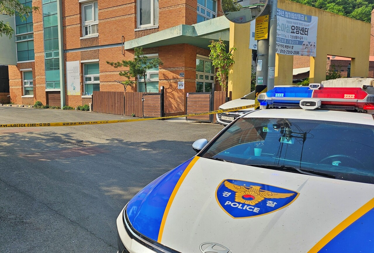 대구 북구 구암동 함지산으로 가는 길목에 경찰이 폴리스라인을 치고 출입을 통제하고 있다.(2025.4.29) / 사진.평화뉴스 정준민 기자