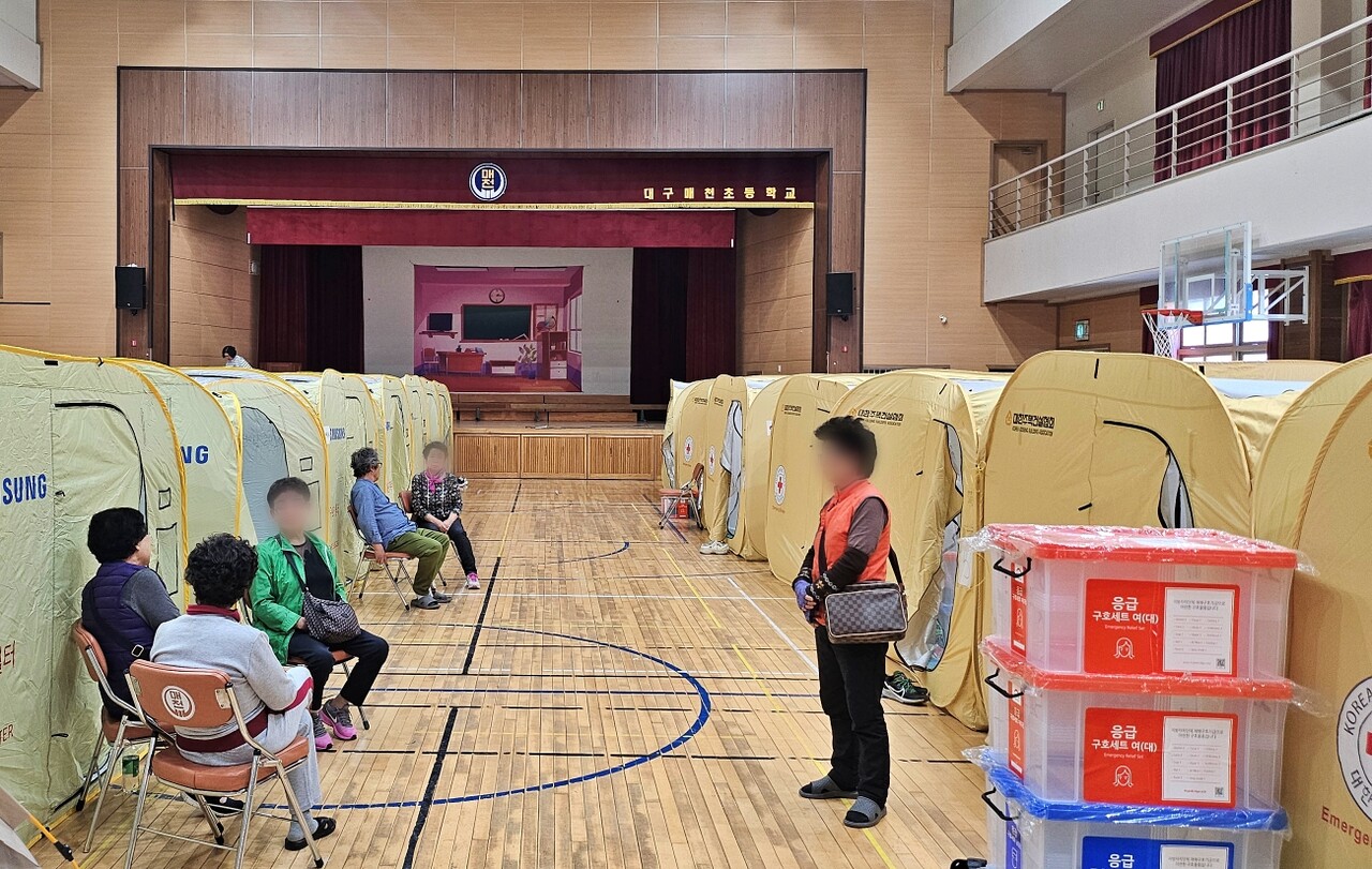 대구 북구 매천초등학교에 마련된 산불 대피소에서 주민들이 이야기를 하고 있다.(2025.4.29) / 사진.평화뉴스 정준민 기자