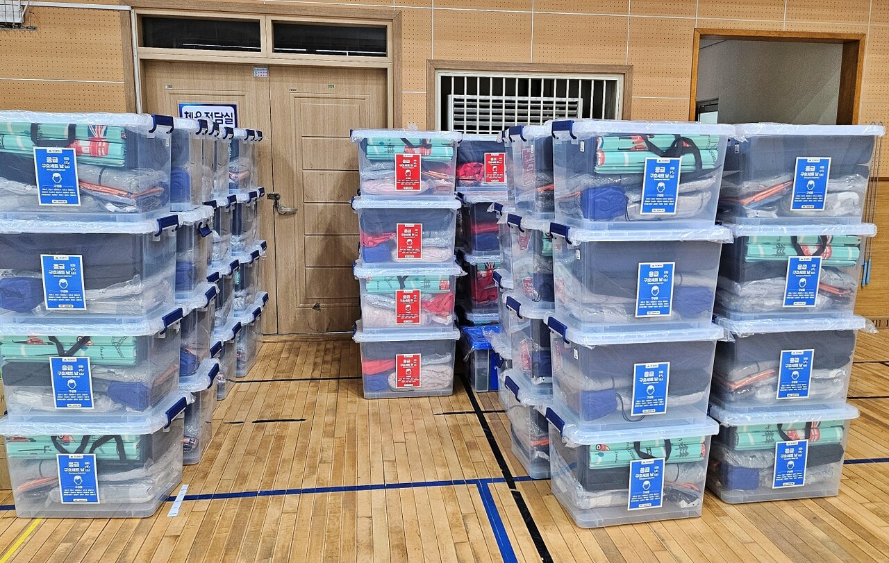 매천초등학교 강당에 놓인 긴급구호물품(2025.4.29) / 사진.평화뉴스 정준민 기자