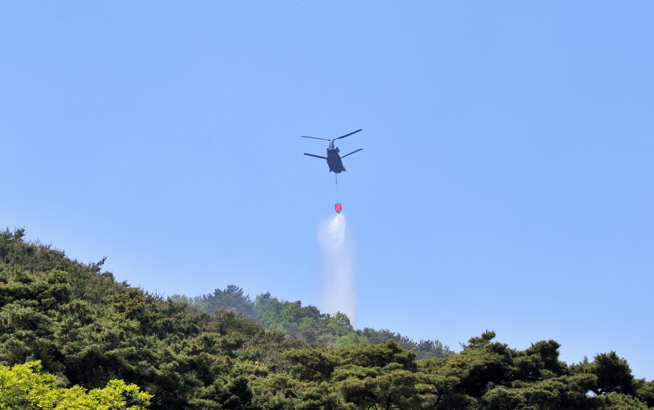 북구 서변동 산불 진화헬기가 물을 뿌리고 있다.(2025.4.29) / 사진.평화뉴스 정준민 기자