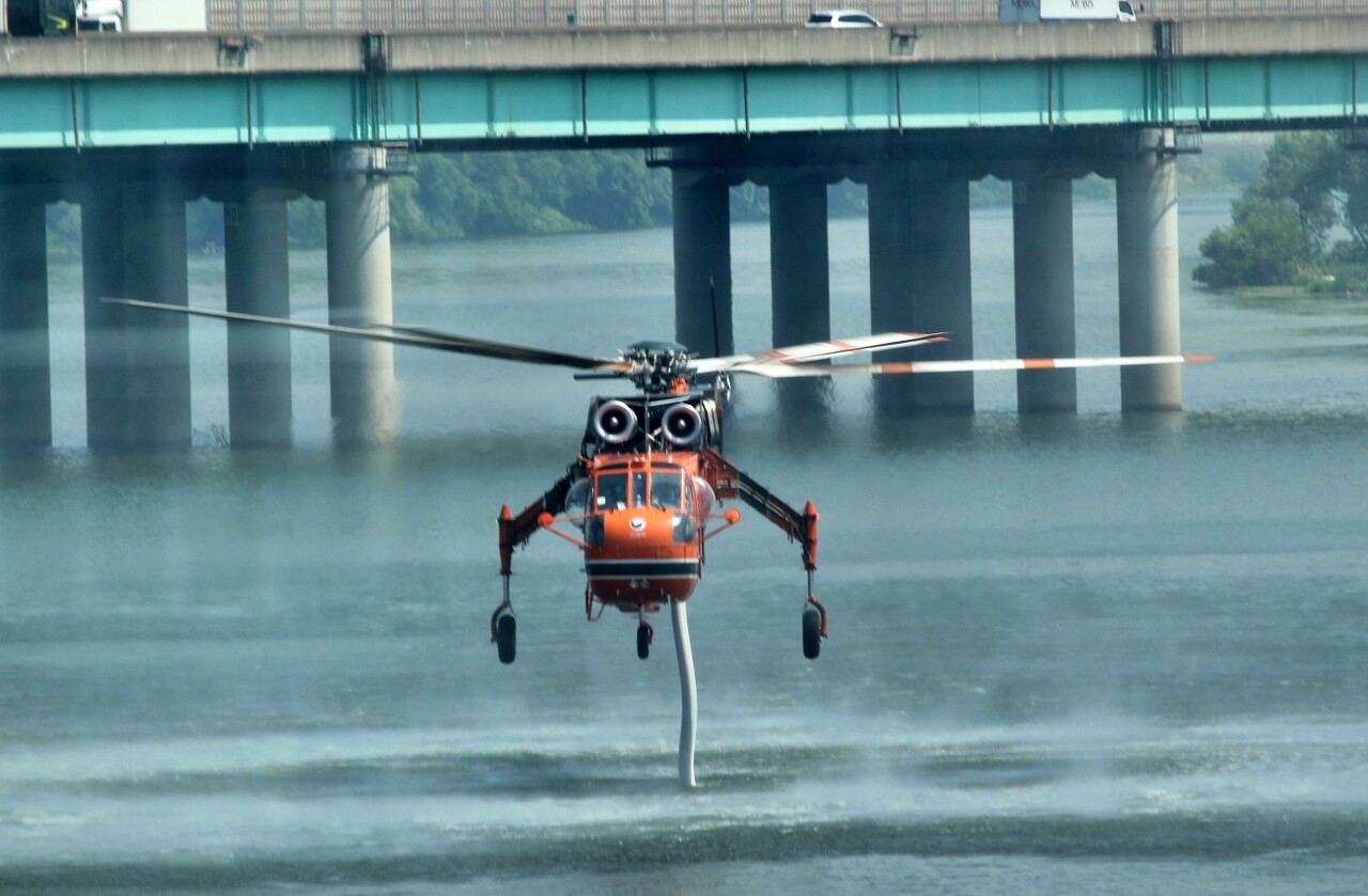 북구 무태조야동 강 인근에서 헬기가 급수하고 있는 모습(2025.4.29) / 사진.평화뉴스 정준민 기자