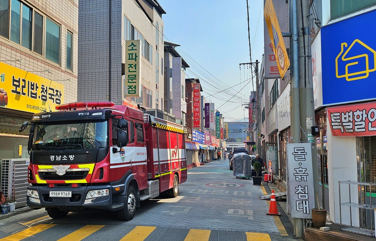 북구 구암동 칠곡가구골목에 소방차가 배치돼 있다.(2025.4.29) / 사진.평화뉴스 정준민 기자