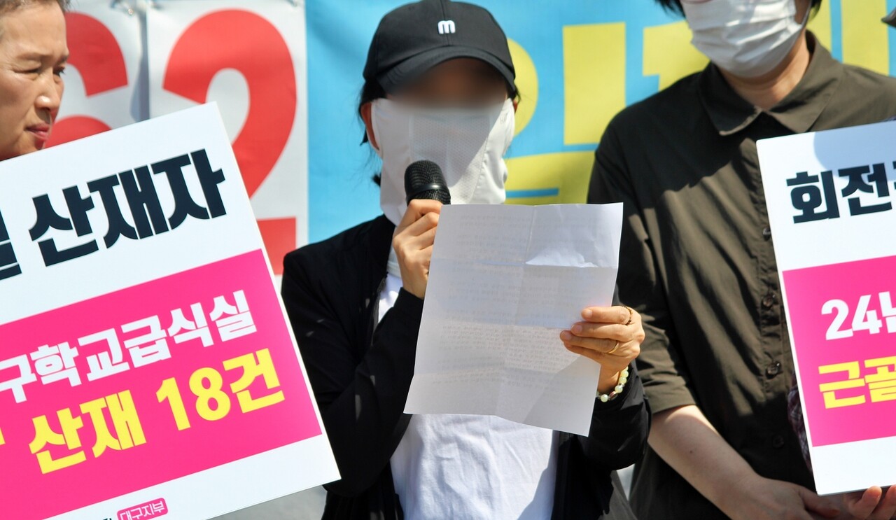 대구 중구 한 초등학교 조리실무원 A(57)씨가 학교급식실 현장을 설명하고 있다.(2025.4.30)/ 사진.평화뉴스 정준민 기자