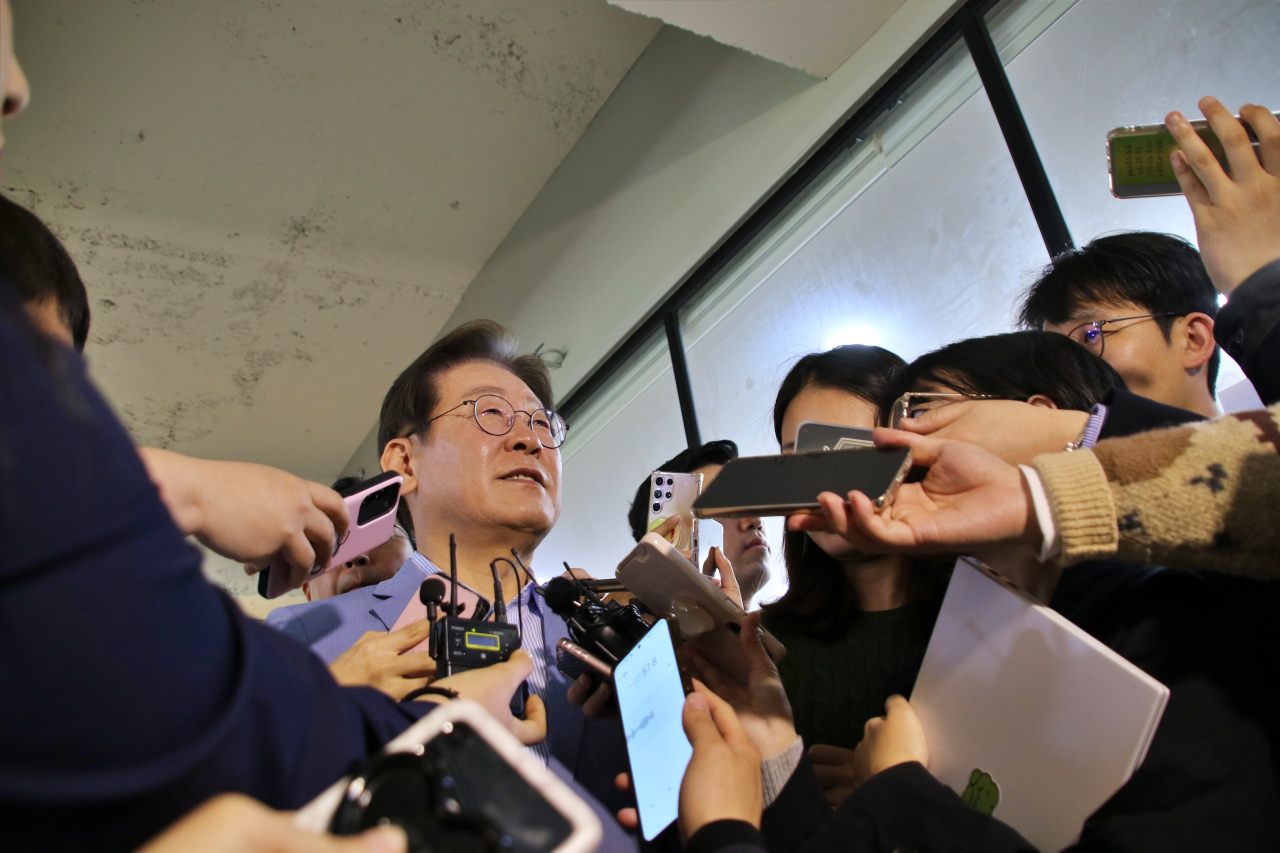 이재명 민주당 대선 후보가 경선 과정에서 대구 북구 대현동 소이랩을 찾아 웹툰, 컨텐츠 산업 인사들과 간담회 이후 기자들 질문에 답하고 있다.(2025.4.18.대구 북구 대현동) / 사진.평화뉴스 김영화 기자