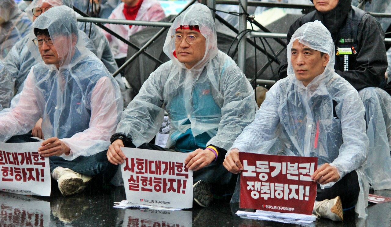 "사회대개혁 실현", "노동기본권 쟁취" 피켓팅(2025.5.1) / 사진.평화뉴스 정준민 기자