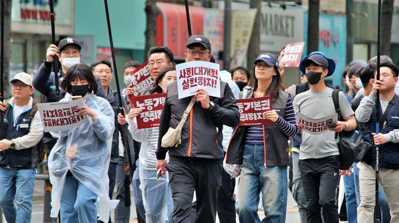 대구지역 노동자들이 "사회대개혁 실현" 피켓을 들고 공평네거리를 행진하고 있다.(2025.5.1) / 사진.평화뉴스 정준민 기자