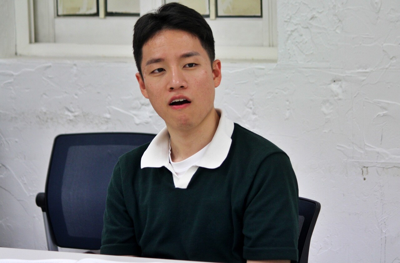 김민규 위원이  가 지난 한 달간 다룬 기사에 대해 평가하고 있다.(2025.4.29) / 사진.평화뉴스 정준민 기자