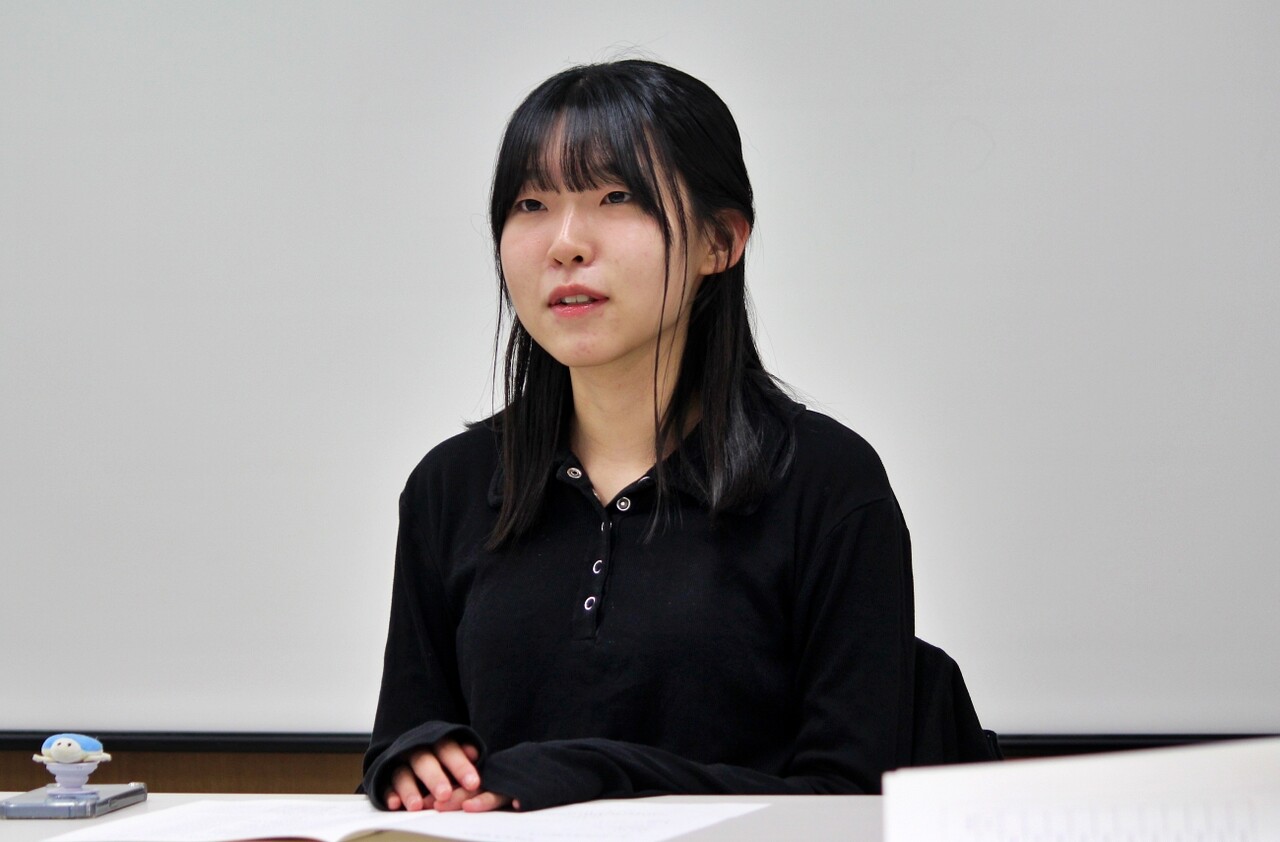 김지현 위원이 평화뉴스의 지난 한달간 보도에 대해 평가하고 있다.(2025.4.29) / 사진.평화뉴스 정준민 기자