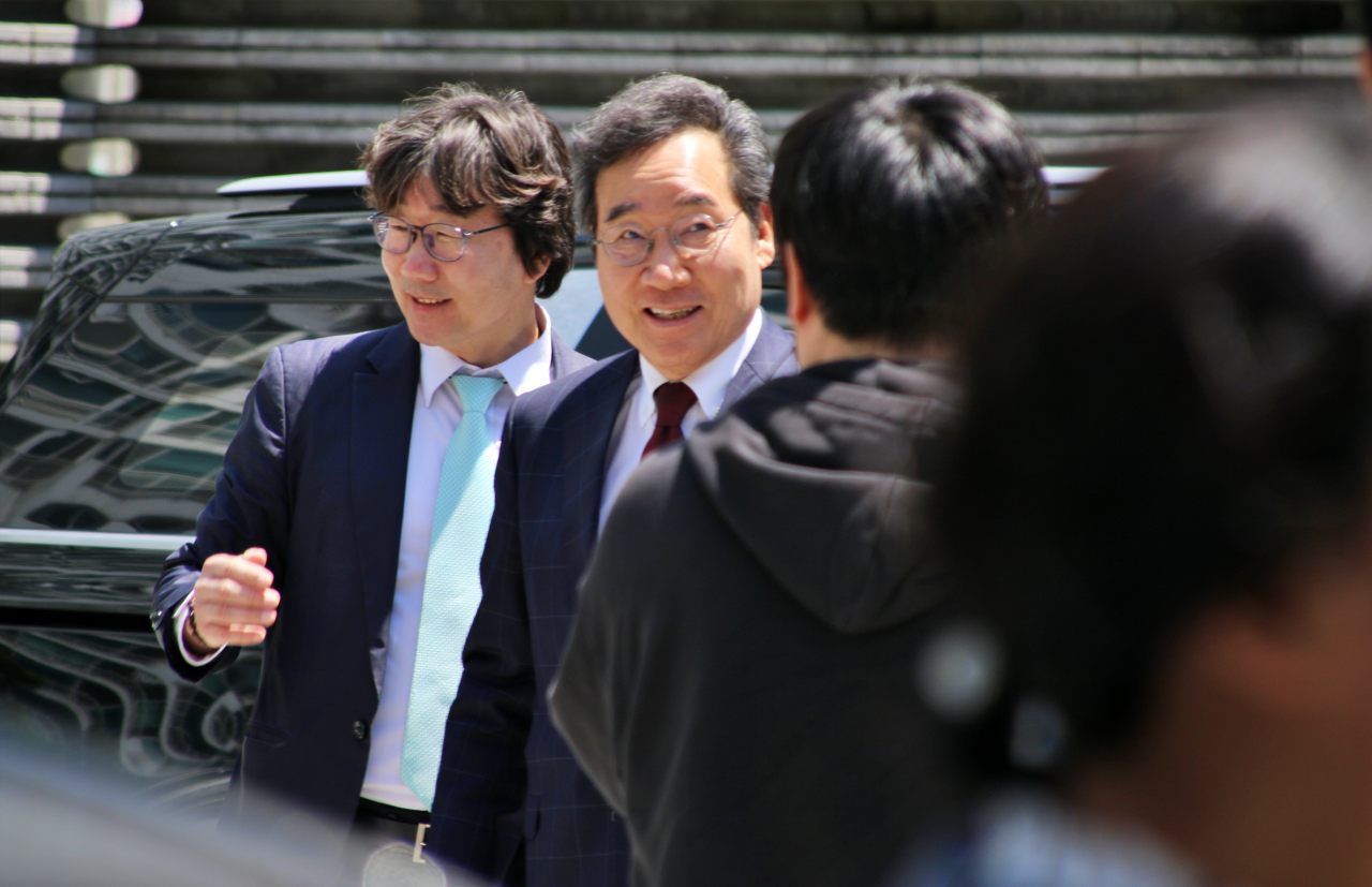 이 후보가 대구 북구 한 식당에서 지지자들과 만나 인사를 나누고 있다.(2025.5.2) / 사진.평화뉴스 김영화 기자