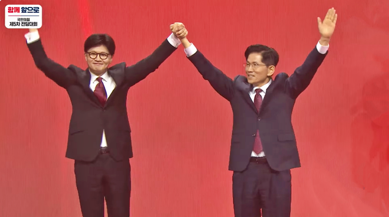 한동훈 후보와 김문수 후보가 최종 후보 선출 직후 두 손을 번쩍 들어 당원들에게 인사를 나누고 있다.(2025.5.3) / 사진.국민의힘 유튜브 생중계