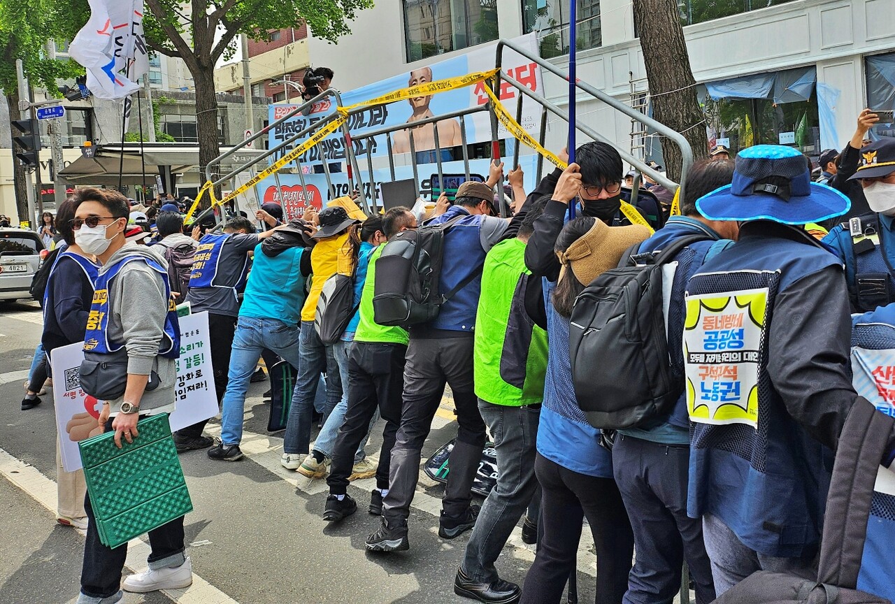 2024 세계노동절 대구대회 시작 전 차로 확보를 놓고 노조와 경찰이 충돌했다. (2024.5.1) / 사진.평화뉴스 정준민 기자