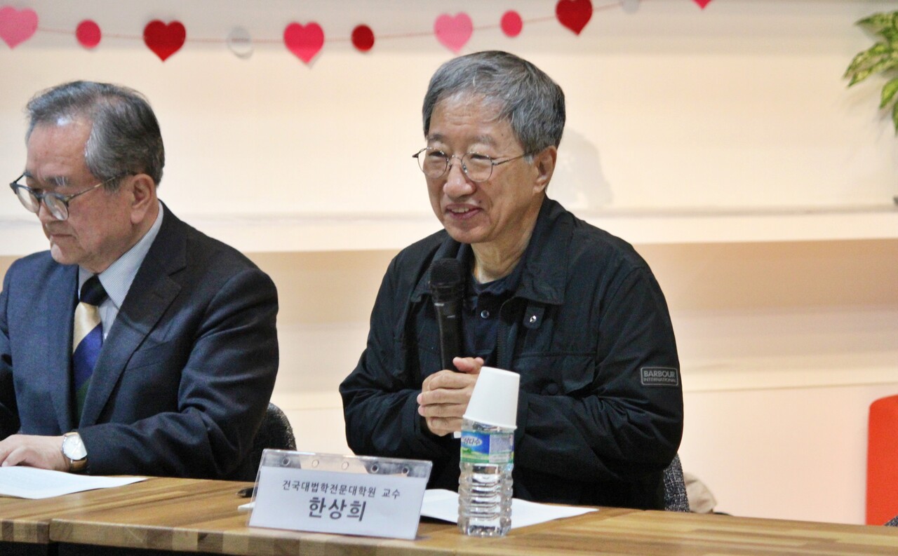 한상희 건국대 법학전문대학원 교수가 주제발표 중이다.(2025.5.7) / 사진.평화뉴스 정준민 기자