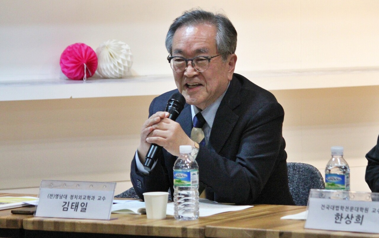 김태일 전 영남대 정치외교학과 교수가 주제발표를 하고 있다.(2025.5.7) / 사진.평화뉴스 정준민 기자