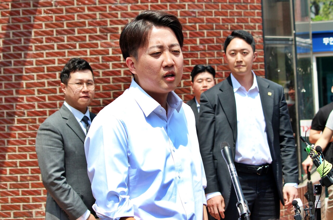 이준석 개혁신당 대선 후보가 경북대학교에서 기자들 질문에 답변하고 있다.(2025.5.13) / 사진.평화뉴스 정준민 기자