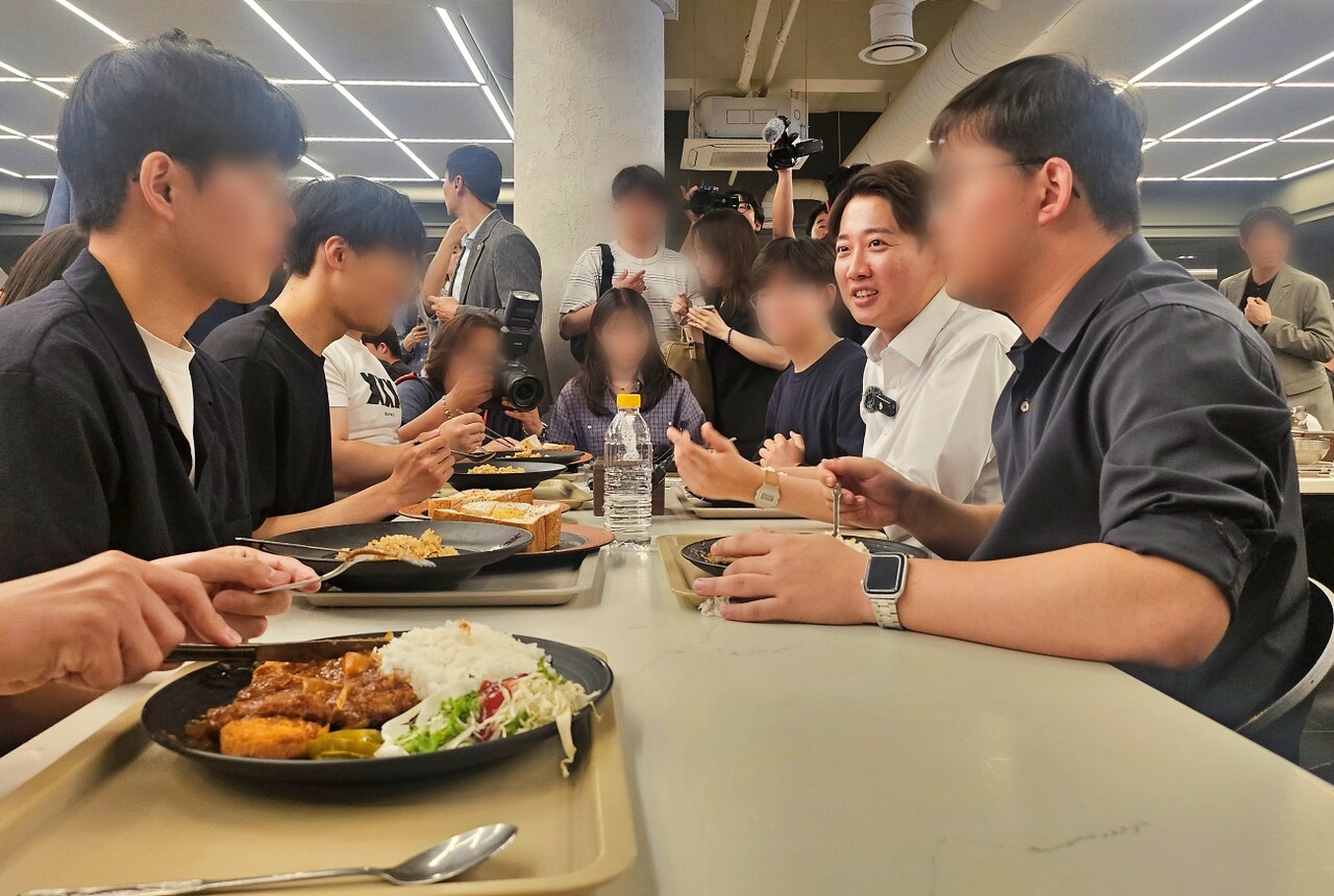 이준석 후보가 경북대 대학생들과 학식을 먹으며 이야기를 나누고 있다.(2025.5.13) / 사진.평화뉴스 정준민 기자