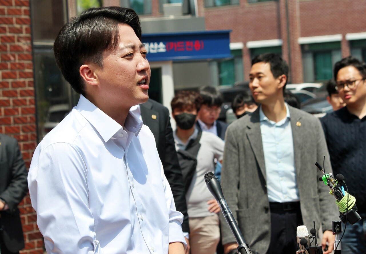 이준석 후보가 기자들 질문에 답변하고 있다.(2025.5.13) / 사진.평화뉴스 정준민 기자