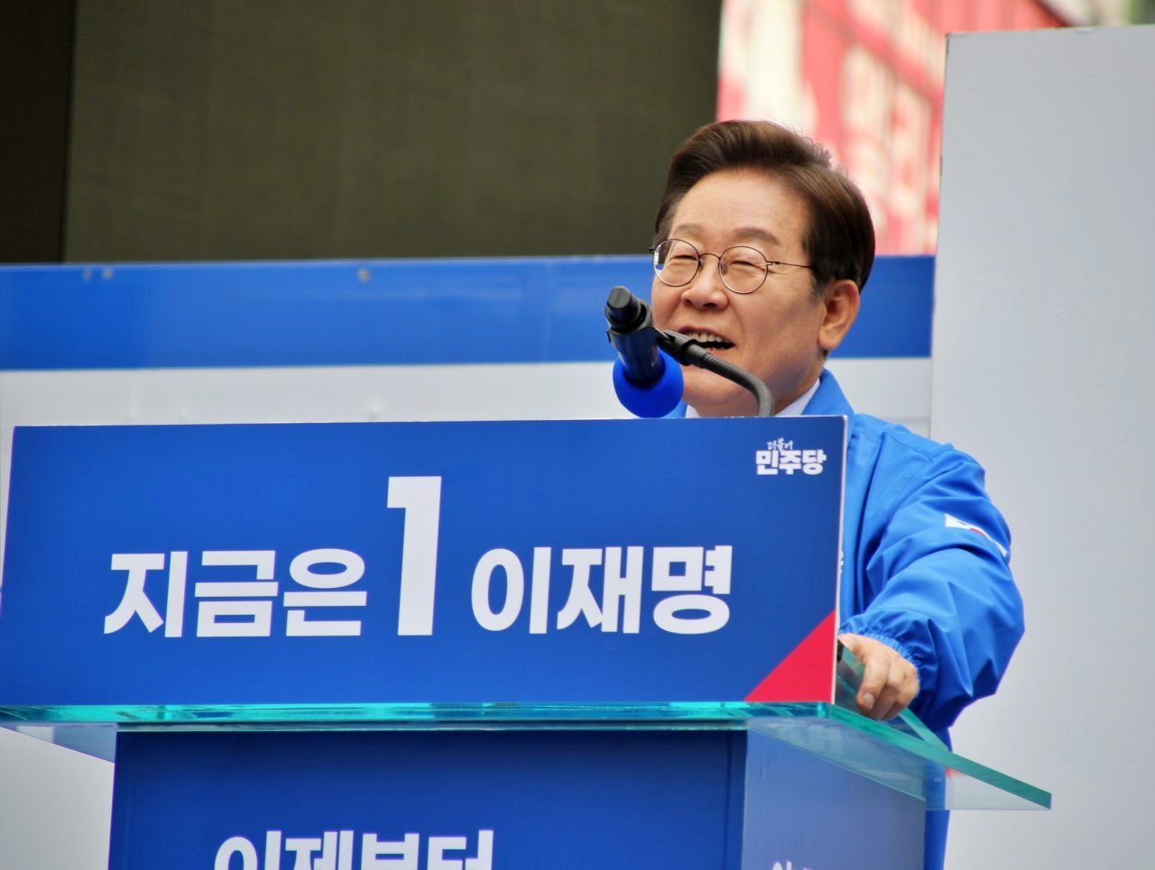 "지금은 이재명" 선거 슬로건이 적힌 단상에서  대구 지지자들을 보며 연설을 하는 이 후보. 광장에 몰린 인파를 보고 웃고 있다.(2025.5.13) / 사진.평화뉴스 김영화 기자