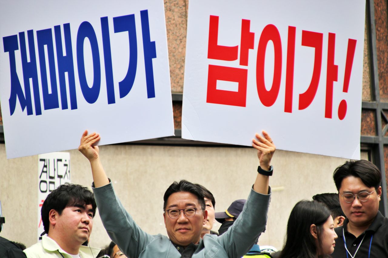 "재매이가 남이가" 피켓을 들고 이 후보를 지지하는 민주당 대구 선대위 관계자(2025.5.13) / 사진.평화뉴스 김영화 기자