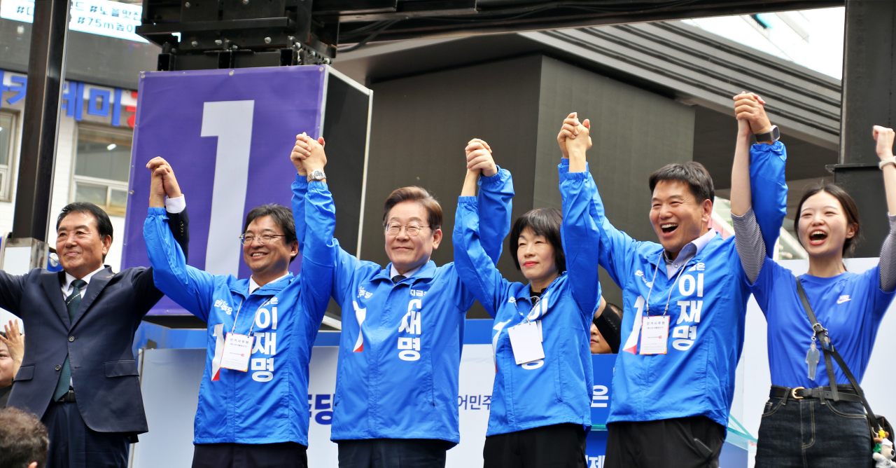 (왼쪽부터)지지자 윤종면씨, 대구총괄선대위원장 허소, 이재명 후보, 최연숙, 홍의락 총괄선대위원장, 지지자 금희정씨가 '파이팅'을 외치며 손을 들고 있다.(2025.5.13) / 사진.평화뉴스 김영화 기자