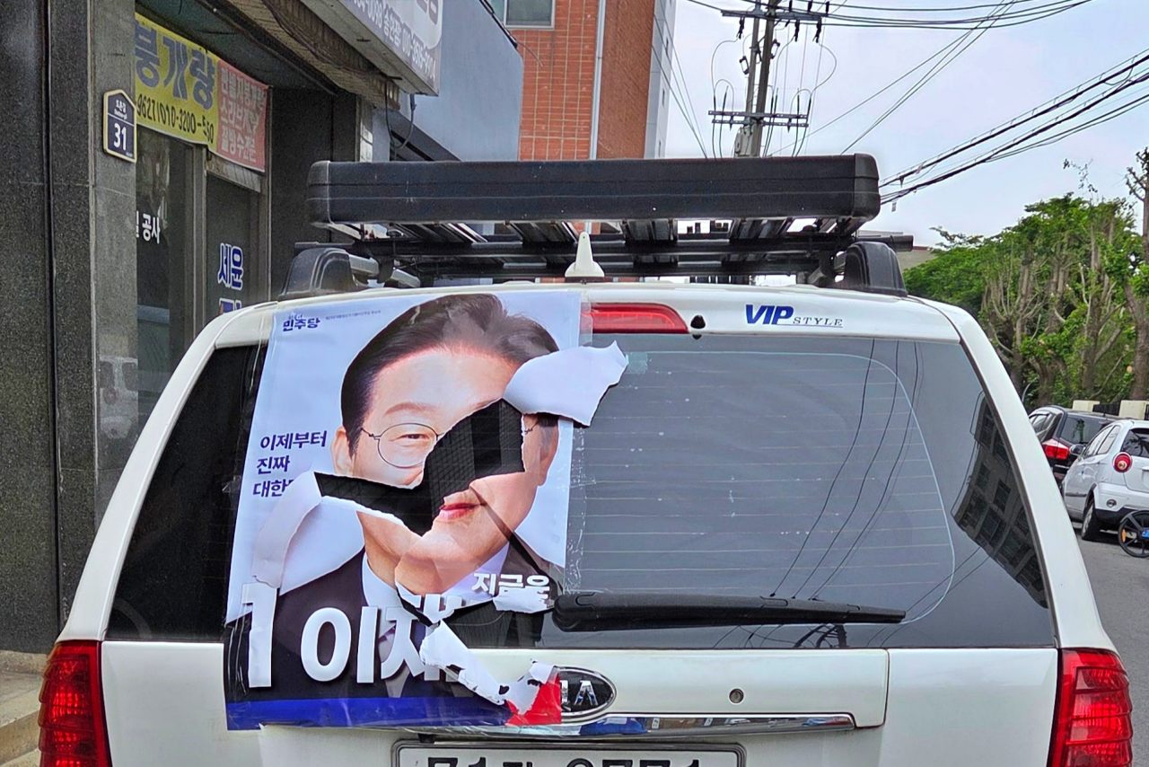 대구 남구 대명동에서 민주당 선거운동원 표지교부차량에 부착된 이재명 후보의 선거 벽보 2부가 훼손된 채 발견됐다.(2025.5.15) / 사진.민주당 대구선대위