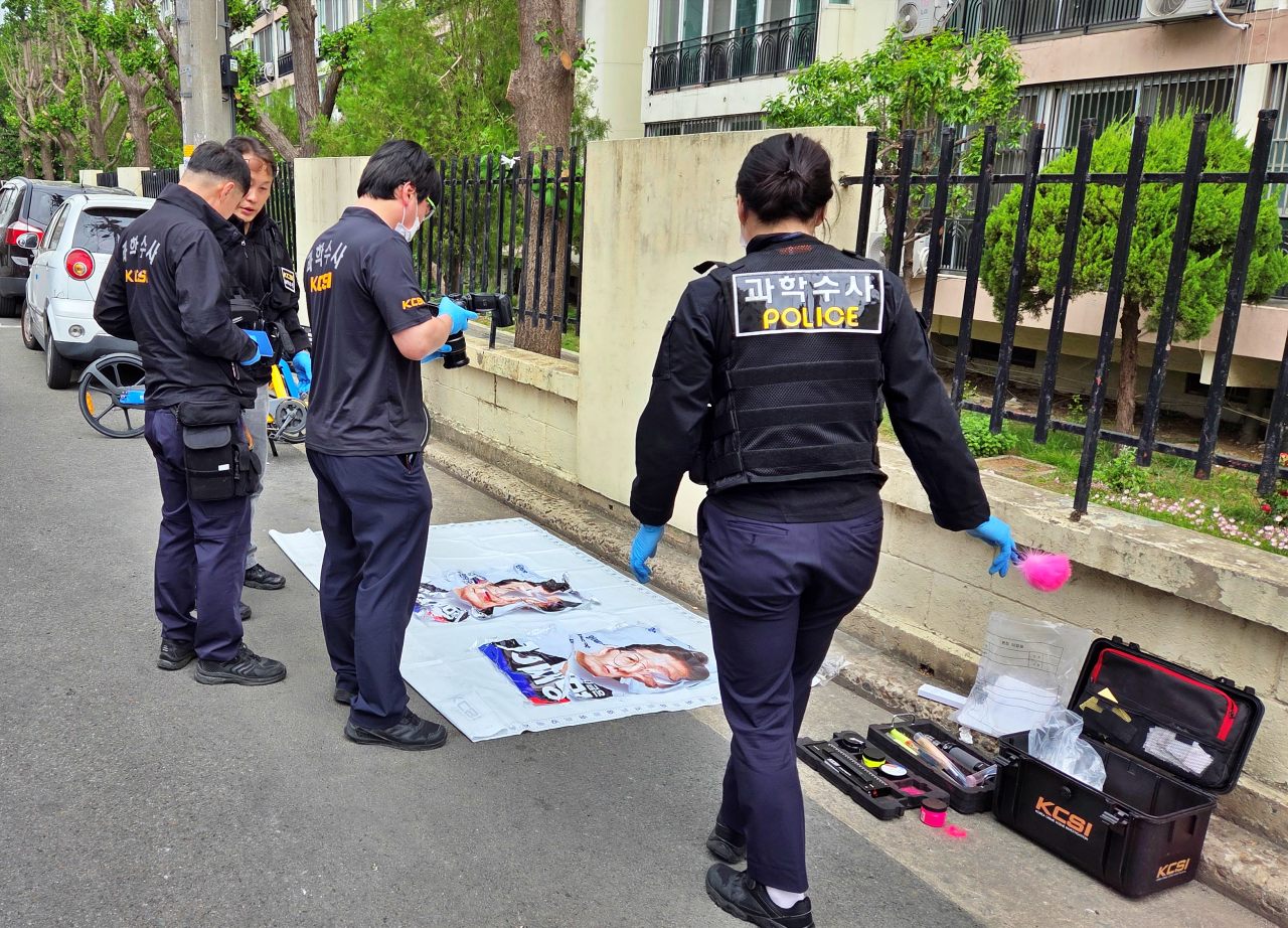 경찰이 도착해 이재명 후보 선거 벽보 훼손에 대한 지문 감식 수사를 진행하고 있다.(2025.5.15.대구 남구 대명동) / 사진.민주당 대구선대위